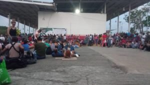 Migrantes irrumpen a la fuerza a oficinas del Puerto fronterizo de Ciudad Hidalgo en Tapachula.