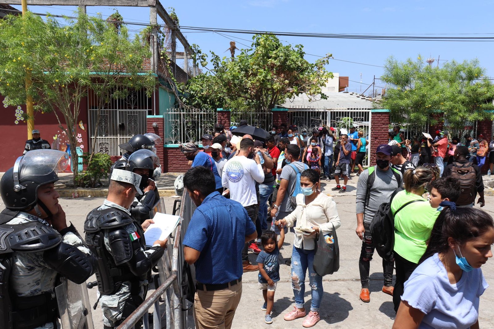 “Mas de 200 migrantes esperan su proceso de visa humanitaria en la parte de Suchiate puerta con Guatemala”.