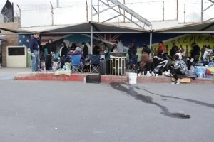 “Migrantes Ucranianos ya se encuentran en el puerto fronterizo de Otay Mesa en Tijuana”.