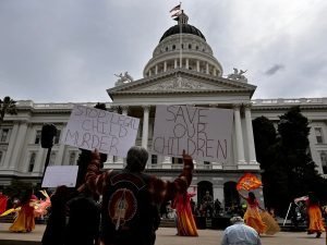 “Los Legisladores del  estado de California han propuesto el aborto despues del nacimiento  que alcanzaria  hasta los 28 dias de vida”.