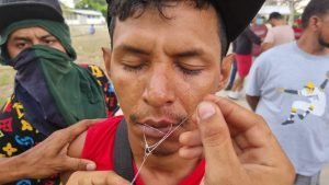 “Migrantes de la caravana se  suturan la boca en huelga de hambre en Tapachula”