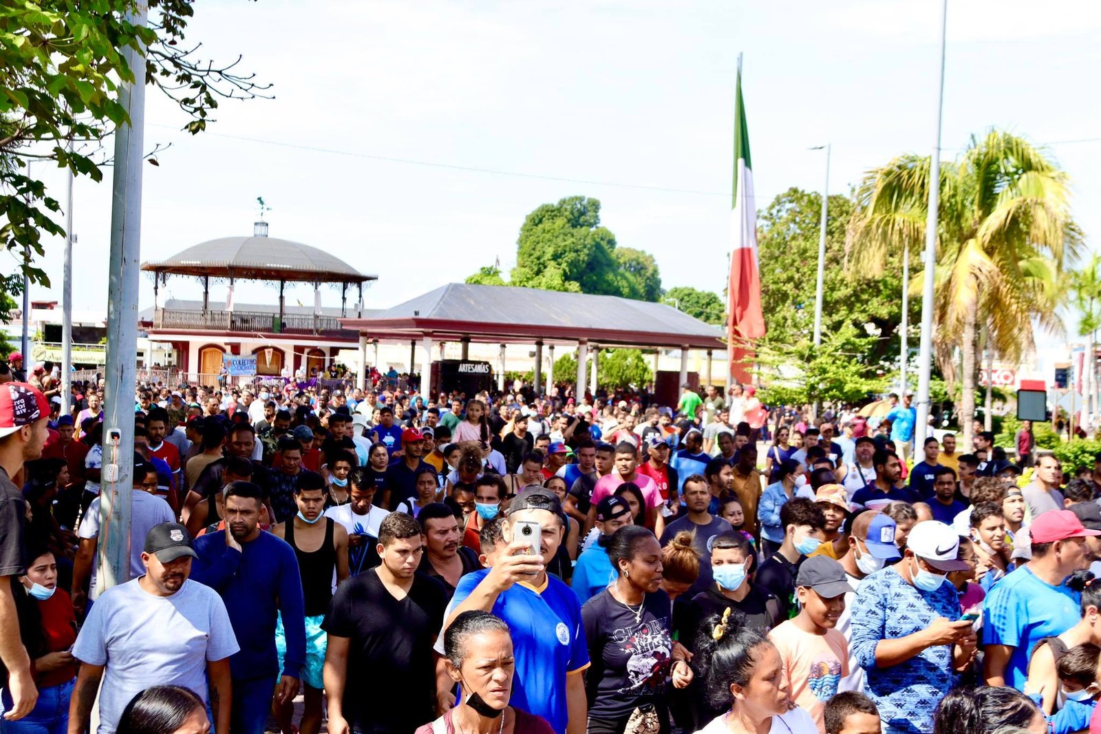 “Thousands of migrants gather in Tapachula”