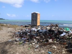 Campamento migrantes abandonado en la aldea de la Tribu Guna en Panama a pasos de la selva del Darien.