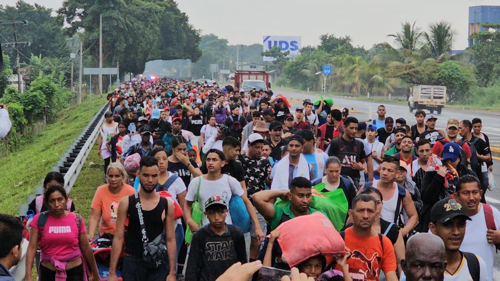 Último momento sale caravana masiva de más 2500 migrantes de la puerta sur de Tapachula México en dirección a Estados Unidos