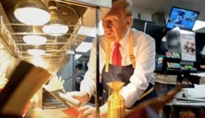 Donald Trump hizo campaña en un local de McDonald’s cocinó papas fritas y afirmó que Kamala Harris nunca trabajó en las franquicias