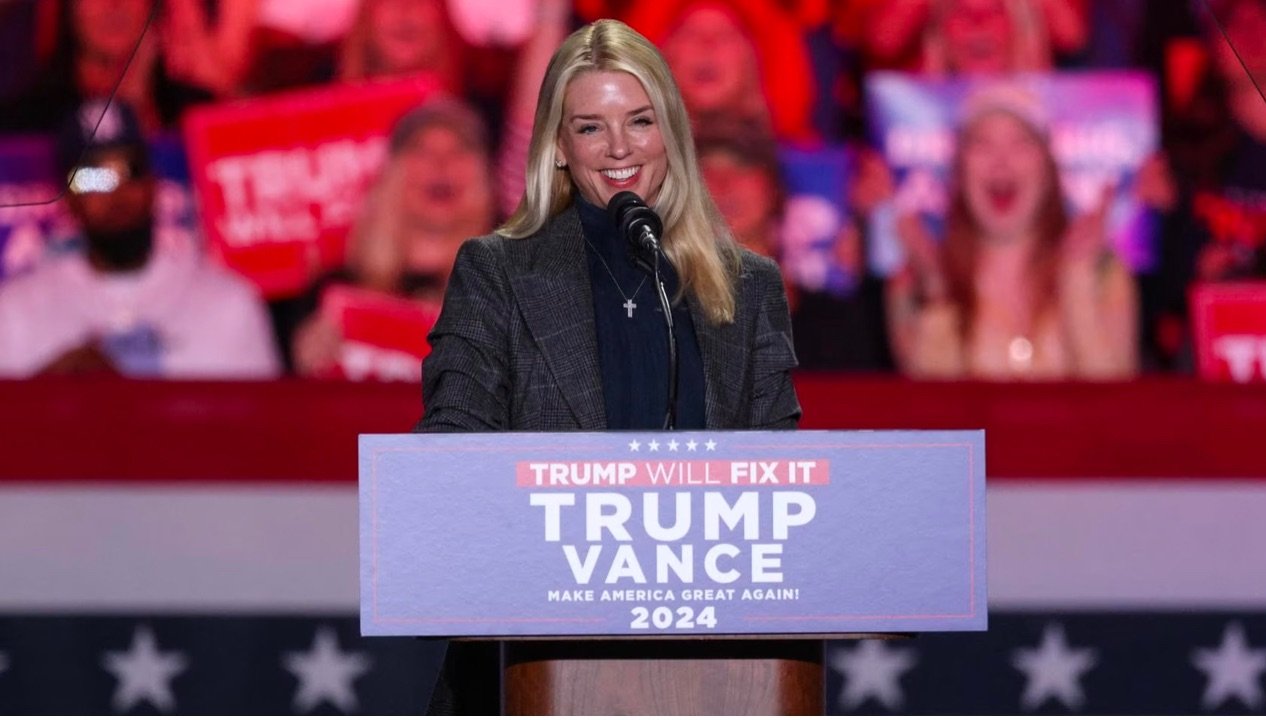 Donald Trump, nomina a Pam Bondi para liderar  el Departamento de Justicia