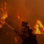 Un incendio forestal en Los Angeles está fuera de control y deja alrededor de 30.000 personas bajo orden de evacuación