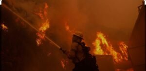 Un incendio forestal en Los Angeles está fuera de control y deja alrededor de 30.000 personas bajo orden de evacuación