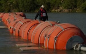 Texas instala más boyas en el río bravo, para impedir el paso antiinmigrantes el primer día de Donald Trump