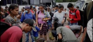 Costa Rica y Panamá coordinan transporte para migrantes que desisten ir  a EEUU