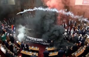 Caos en el Parlamento de Serbia: los diputados de la oposición lanzan bengalas y granadas de humo