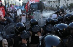 Represión a la marcha de jubilados e hinchas en el Congreso de Argentina