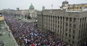Protesta masiva en Belgrado contra el Gobierno del presidente Vucic