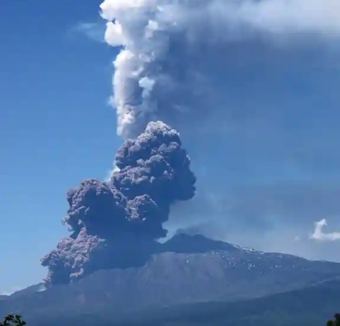 Nueva erupción del volcán Etna en Italia con coladas piroclásticas y genero alerta en Sicilia