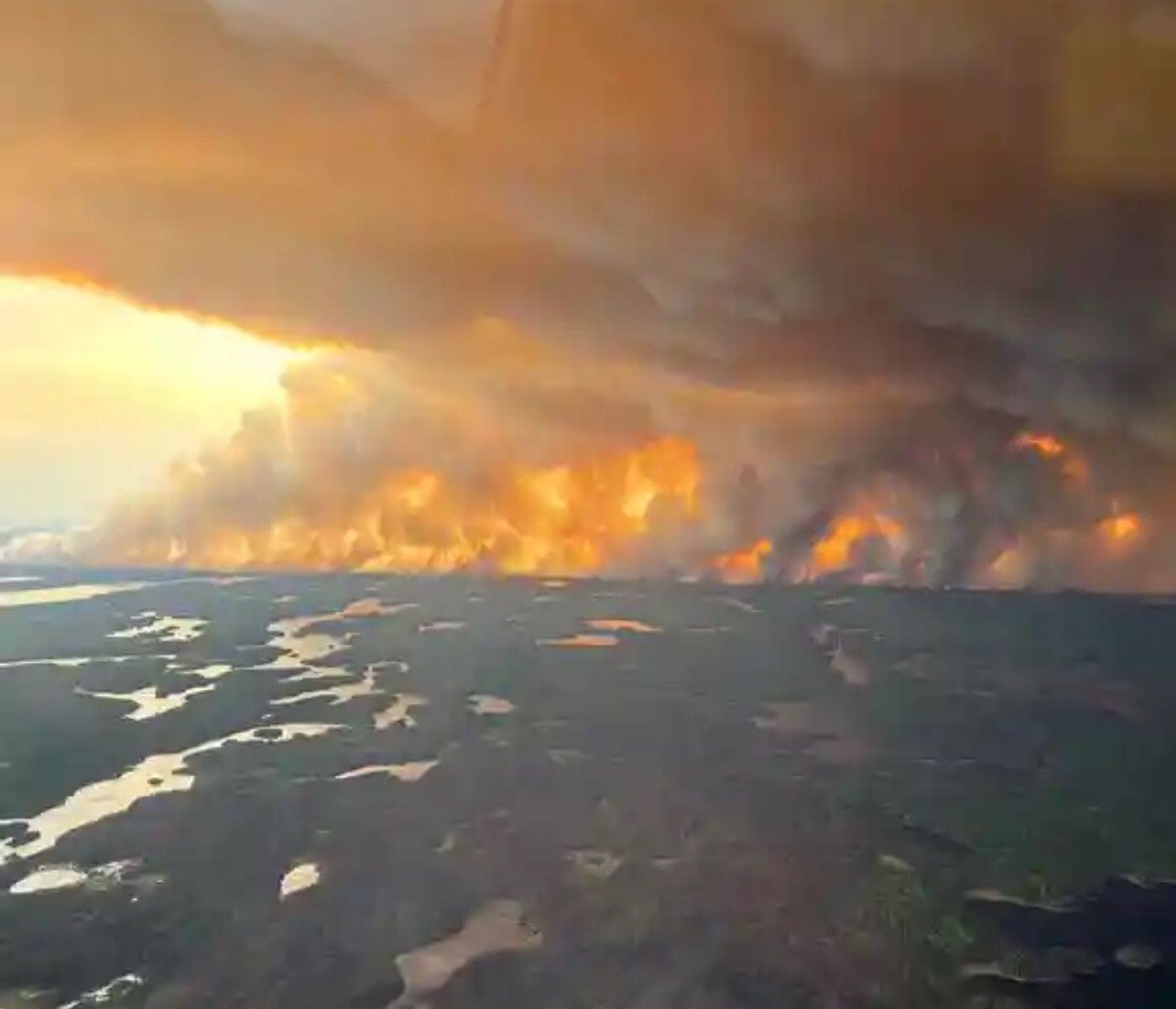 Incendios forestales fuerzan a más evacuaciones en Canadá