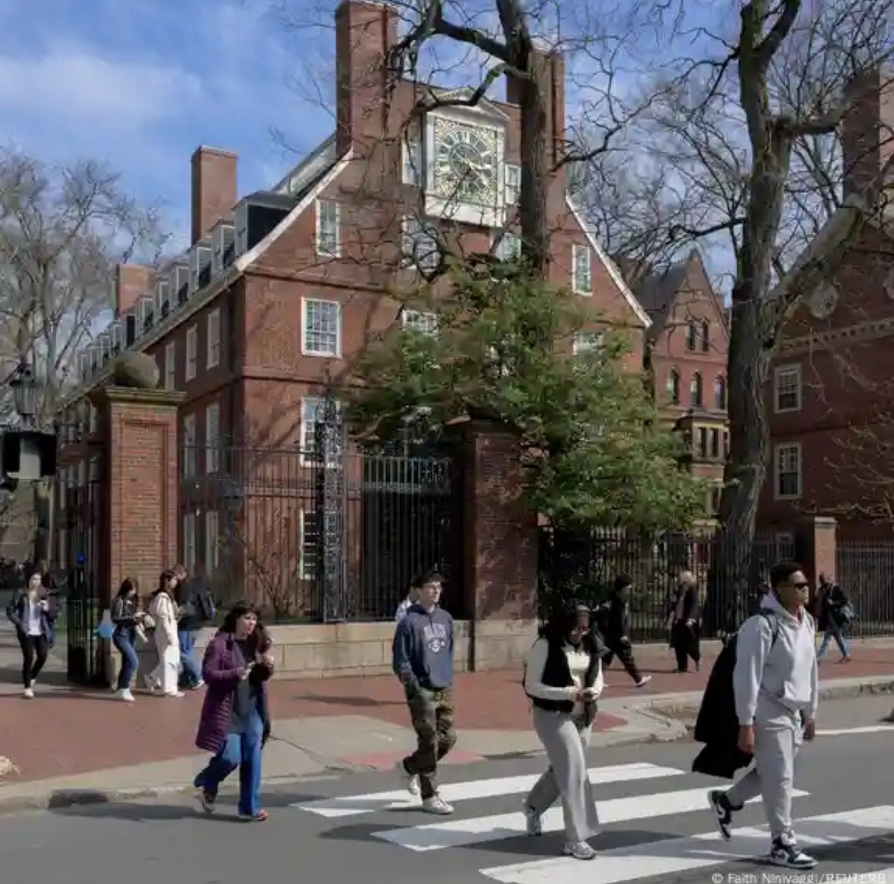 Restringirán visado de EE.UU. a estudiantes de Harvard