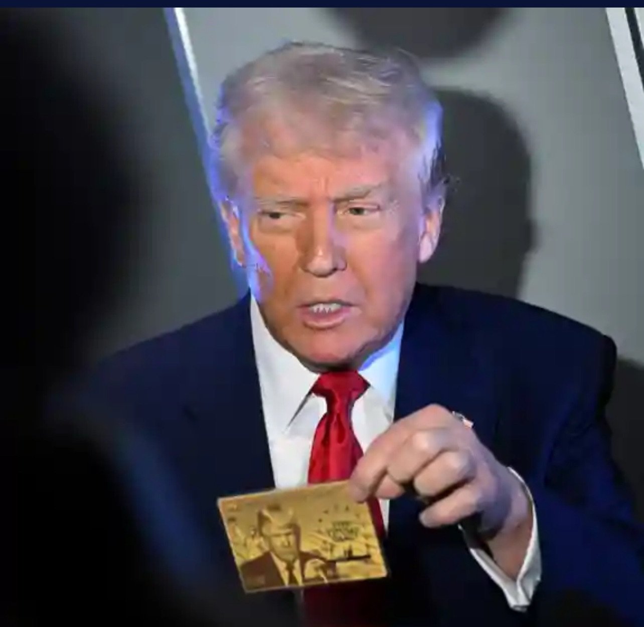 Trump presume sitio web que venderá visas de residente