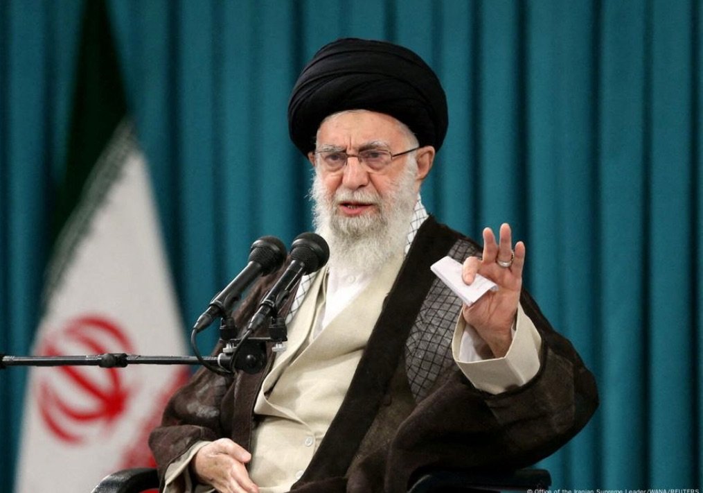 Jamenei promete que Irán “nunca se rendirá” y amenaza a Estados Unidos